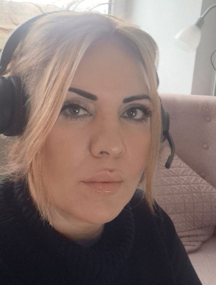 Arzu Cetiner kulaklıkla online bir koçluk seansında