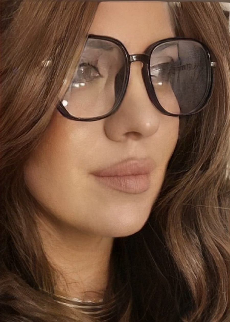 Arzu Cetiner, düşünceli ve sakin bir anında